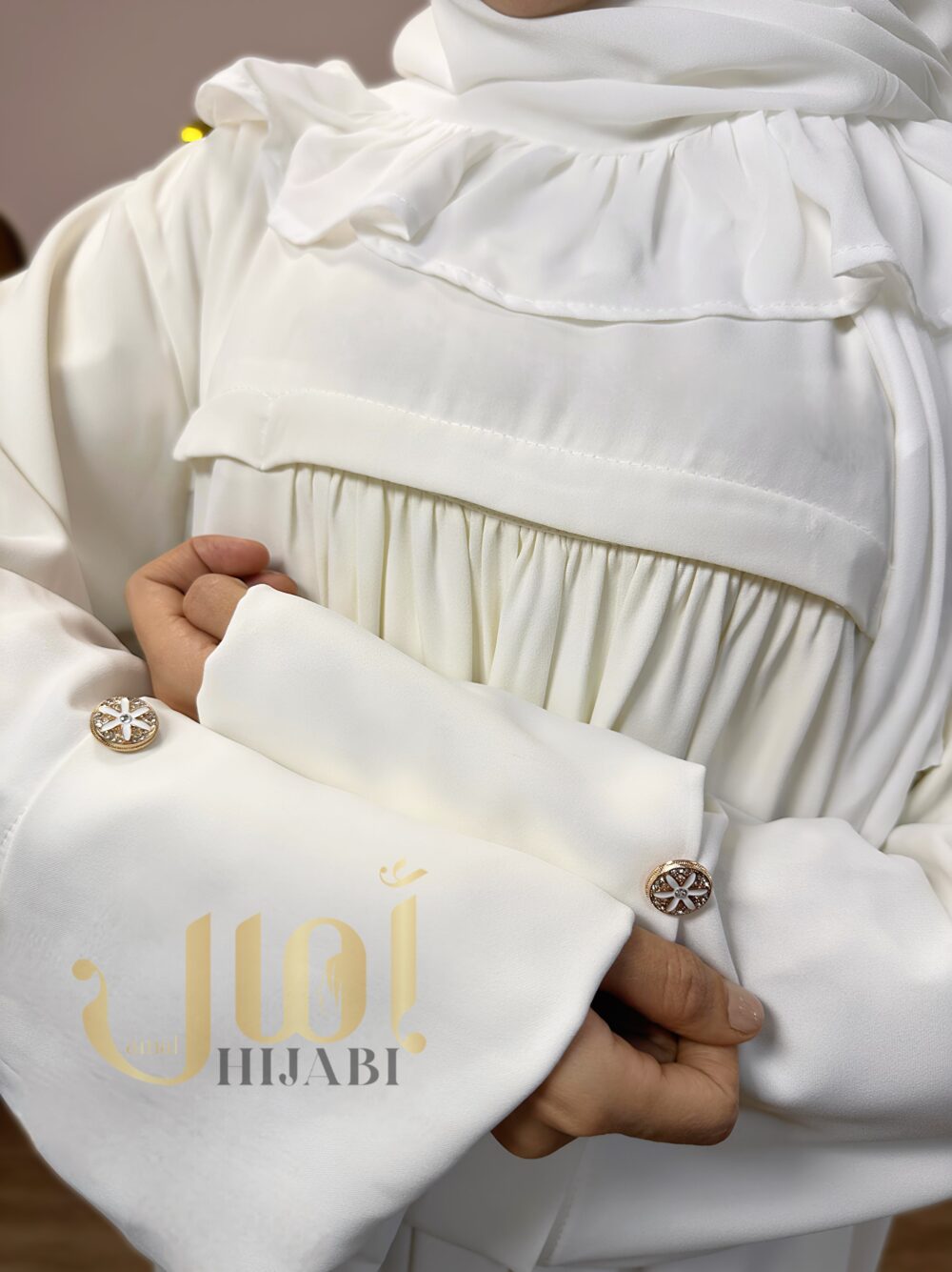 صُمم هذا الرداء ليناسب كلاً من مناسبات الحج والعمل، وهو تحفة فنية تجمع بين الأناقة والعملية.