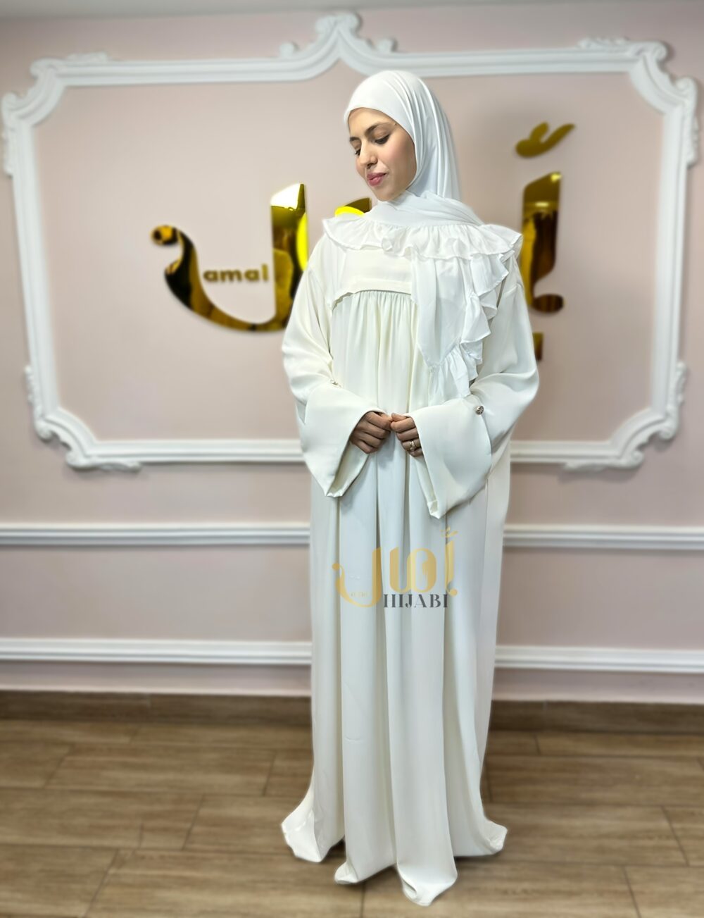 صُمم هذا الرداء ليناسب كلاً من مناسبات الحج والعمل، وهو تحفة فنية تجمع بين الأناقة والعملية.