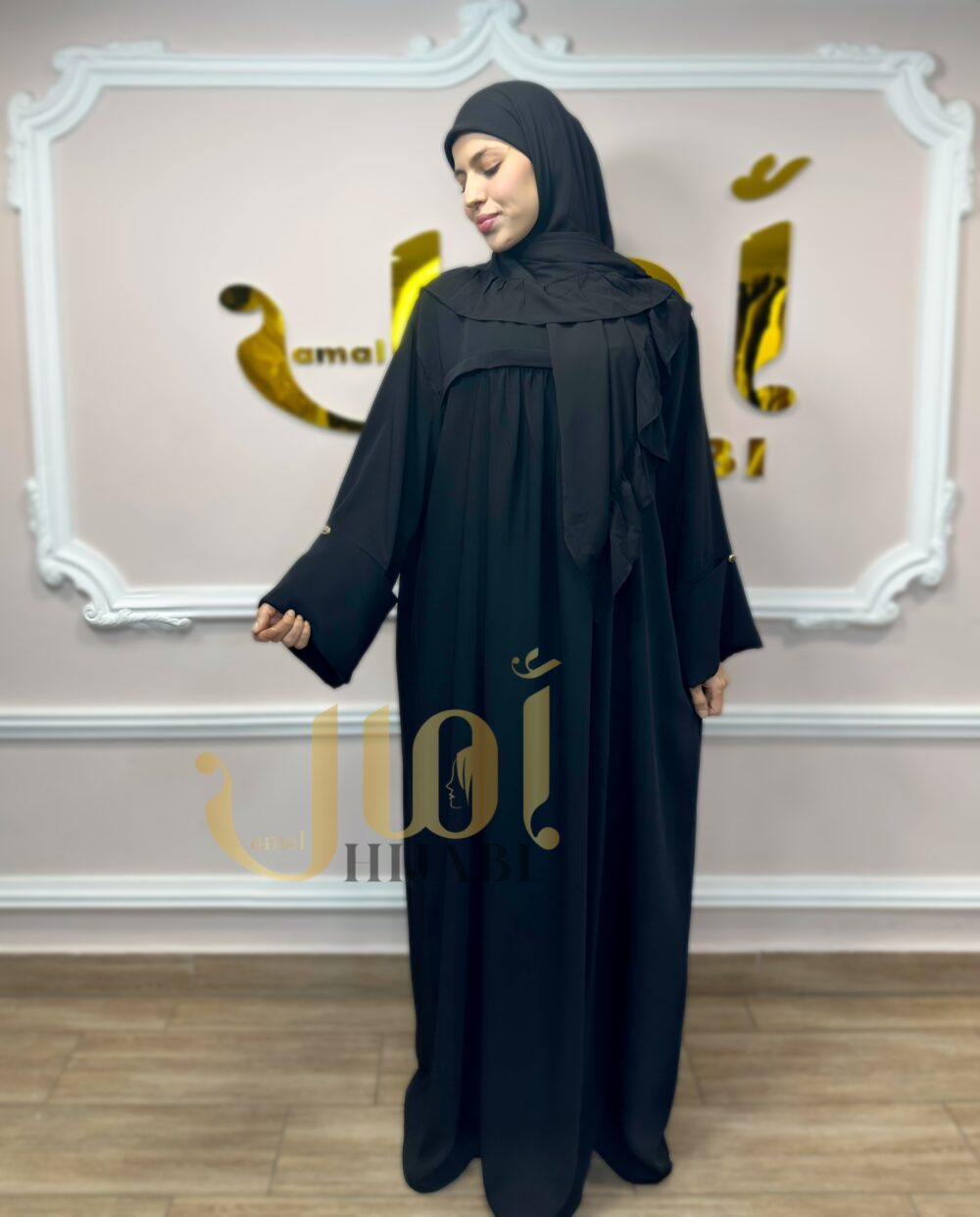 صُمم هذا الرداء ليناسب كلاً من مناسبات الحج والعمل، وهو تحفة فنية تجمع بين الأناقة والعملية.