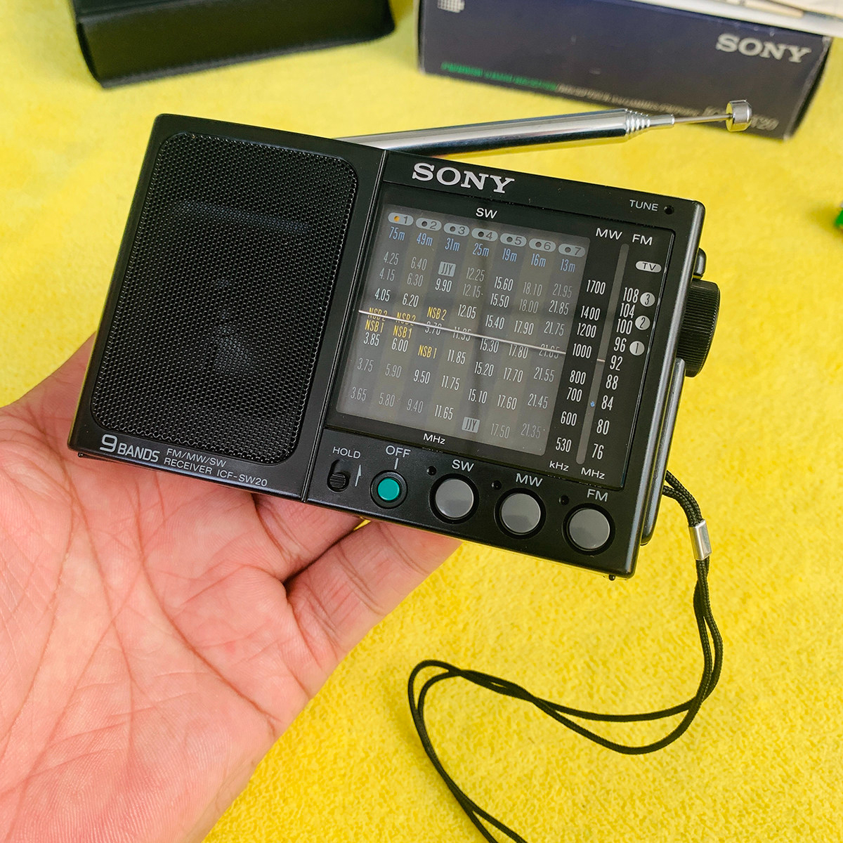 راديو Sony عالمي بـ 9 نطاقات – جهاز استقبال لـ FM وMW وSW (الموجات القصيرة) راديو Sony عالمي بـ 9 نطاقات – جهاز استقبال لـ FM وMW وSW (الموجات القصيرة)